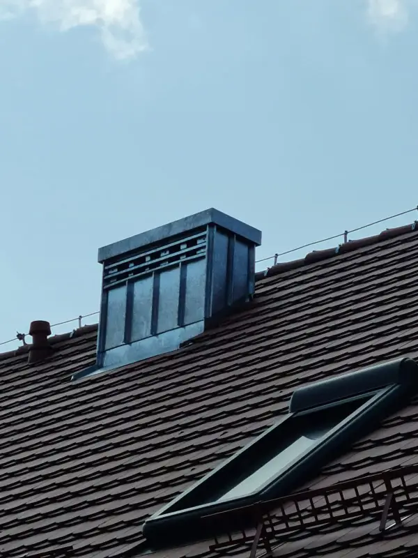 Montaż obudowy komina z blachy tytan-cynk — Krzyżowice