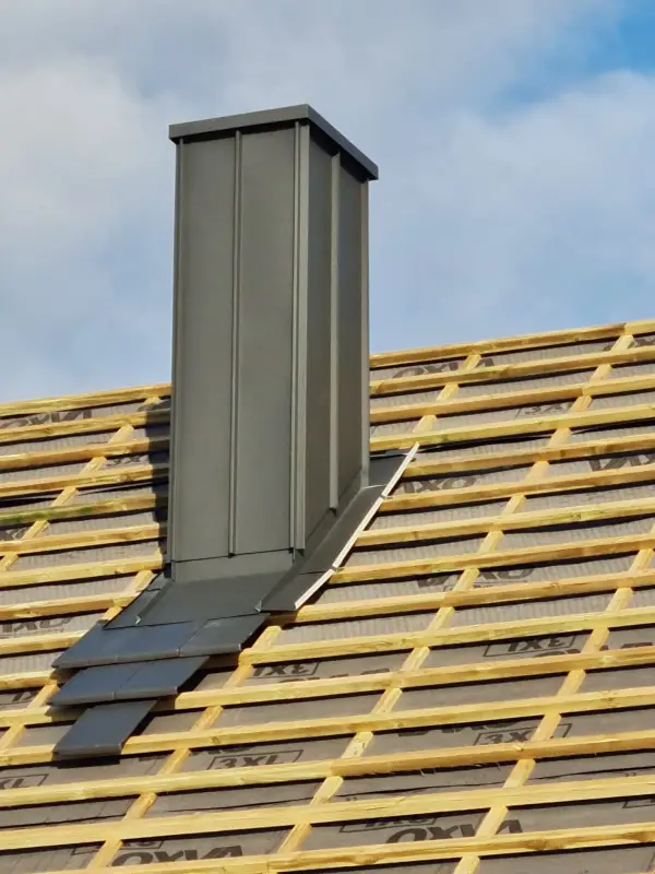 Nowoczesny design i 100% ochrony. Obróbka komina wykonana metodą rąbka stojącego – idealnie pasuje do nowoczesnej architektury. Radwanice, gmina Siechnice