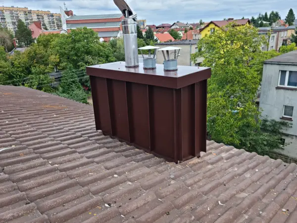 Obróbka komina Wrocław na felc, obudowa ścian komina blachą na rąbek. 