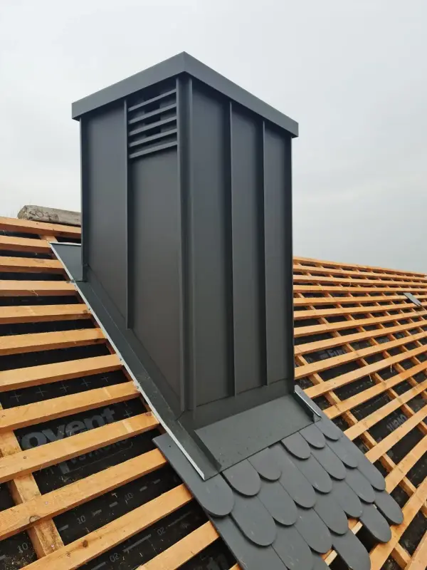 Obróbka ścian komina na rąbek stojący - Sadków gmina Dobroszyce.