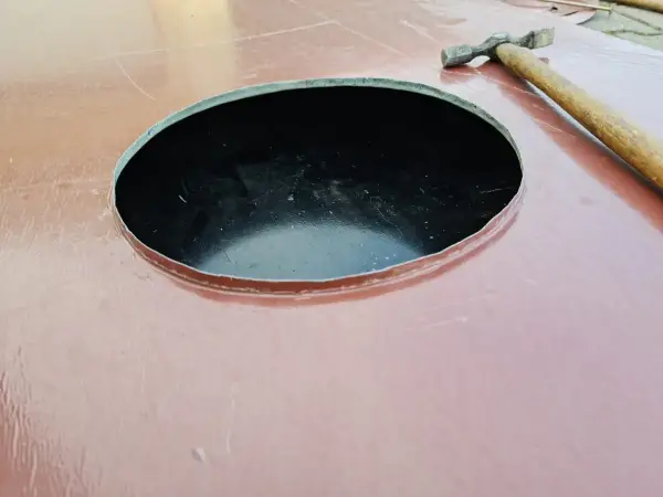 Szczelna czapa kominowa stalowa z precyzyjnie wykonanym otworem pod wkład kominowy. Gwarantuje pełną ochronę korony komina przed zacinającym deszczem i wilgocią.