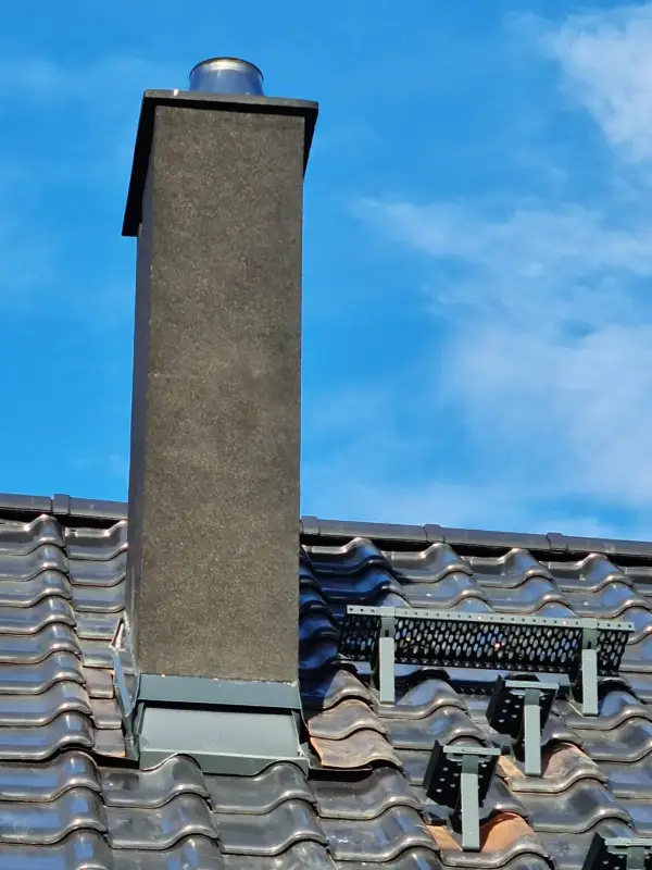 Szczelne opierzenie komina Wrocław — Solidna obróbka blacharska wykonana w technologii na felc. Idealne rozwiązanie dla osób szukających trwałej ochrony dachu w regionie dolnośląskim. Darmowa wycena i pomiar u klienta.