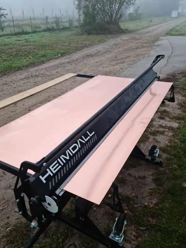 Warsztat w terenie – każdy element docinamy i gniemy na miejscu pod wymiar Twojego komina.